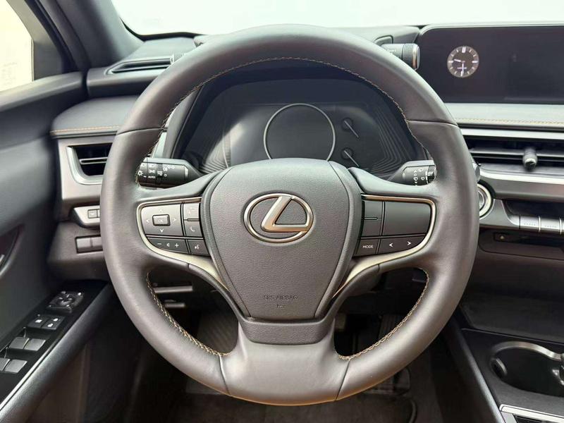 Lexus UX, 2022 — фото 6 из 11