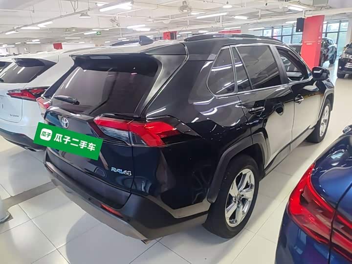 Toyota RAV4, 2023 — фото 7 из 9