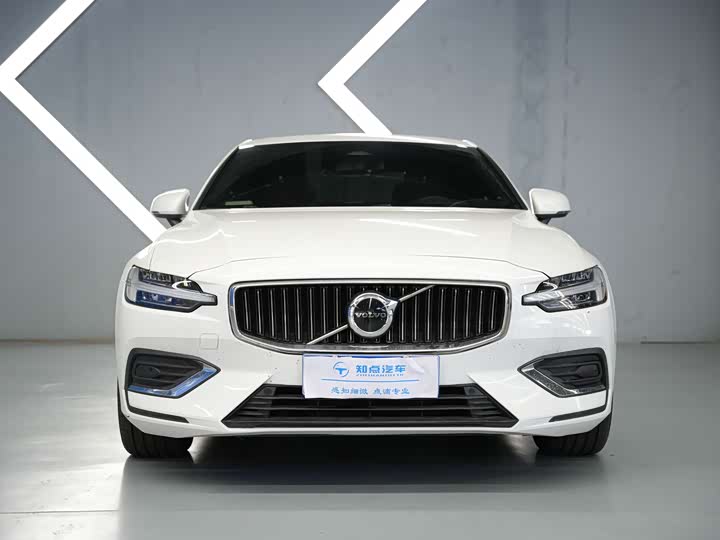 Volvo S60, 2023 — фото 2 из 9