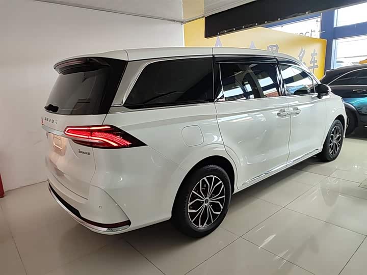 Roewe iMax 8 EV, 2025 — фото 7 из 9