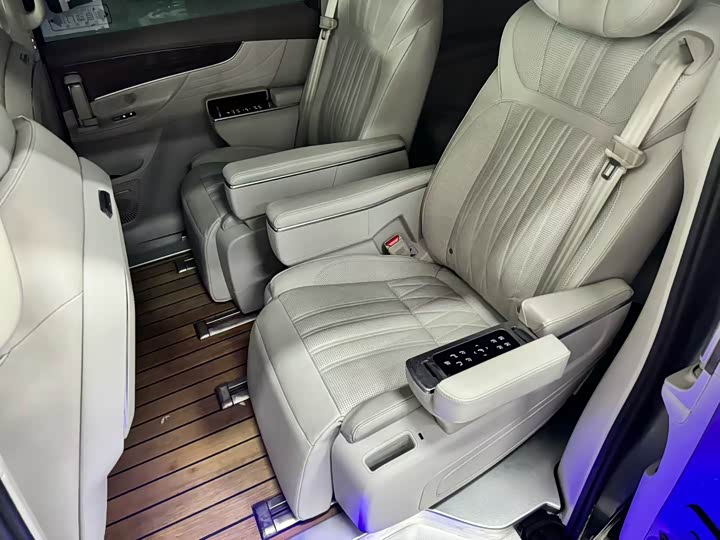 Roewe iMax 8, 2023 — фото 5 из 9