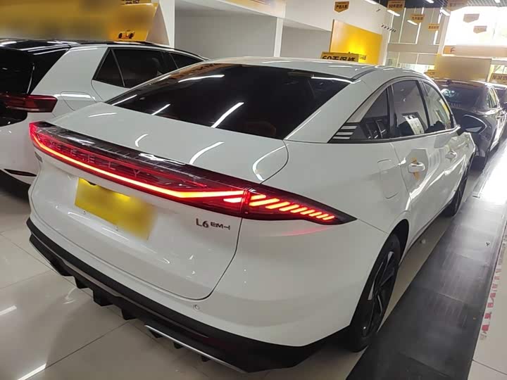 Geely Galaxy L6, 2026 — фото 7 из 9