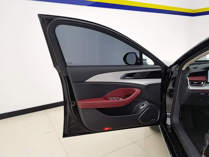 Hongqi H5 Hybrid, 2025 — фото 7 из 9