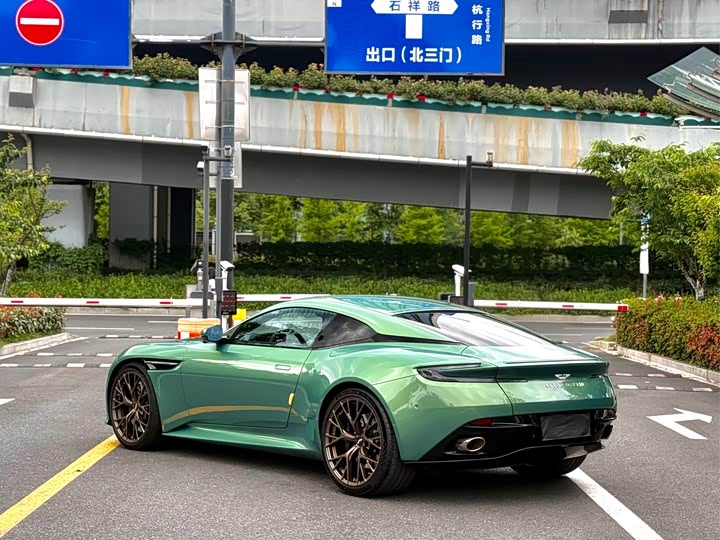 Aston Martin DB12, 2024 — фото 9 из 9