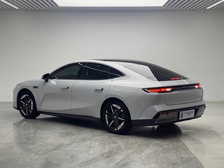 Geely Galaxy E8, 2024 — фото 4 из 9