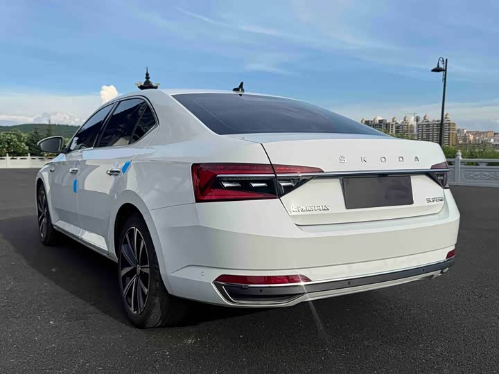 Skoda Superb, 2023 — фото 4 из 9