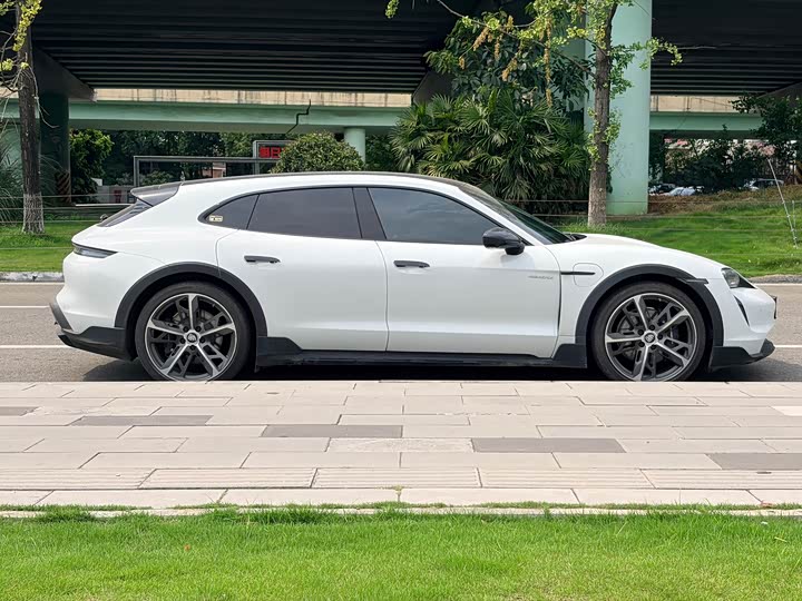 Porsche Taycan, 2024 — фото 7 из 9