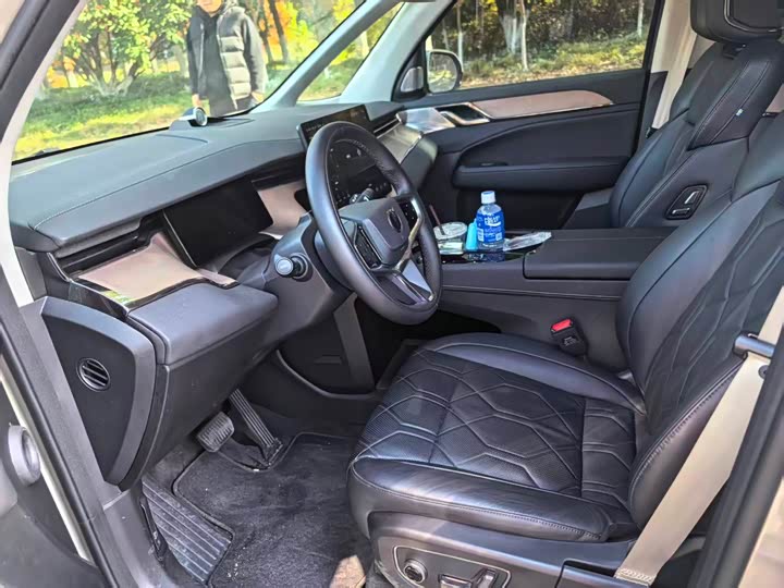 Volvo EM90, 2024 — фото 6 из 9