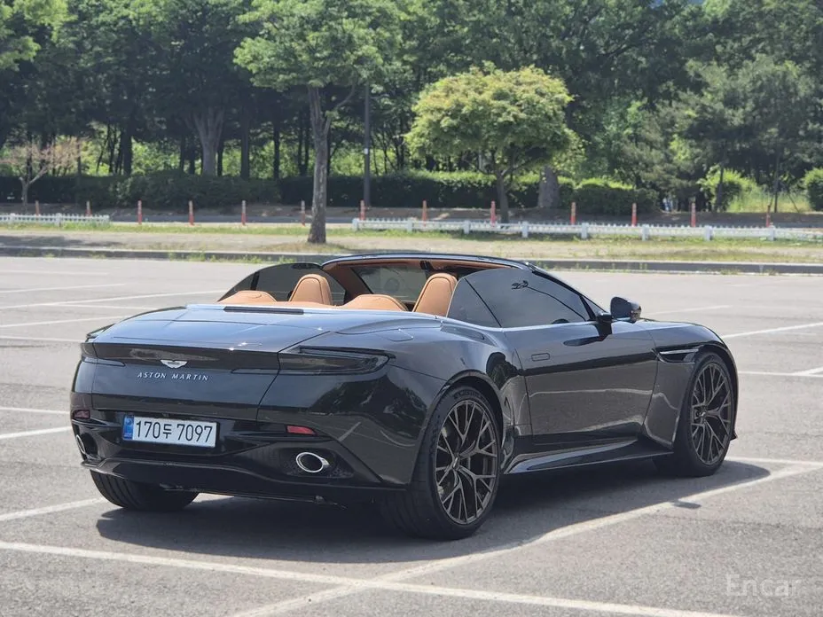 Aston Martin DB12, 2025 — фото 2 из 12