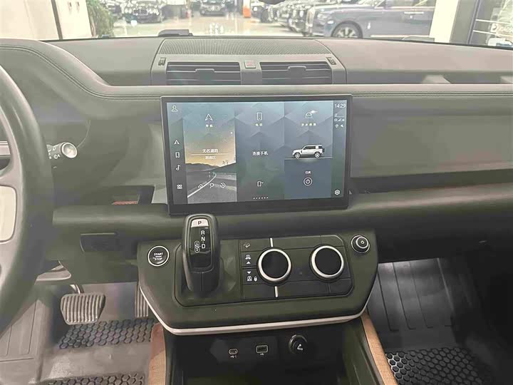 Land Rover Defender, 2022 — фото 8 из 9