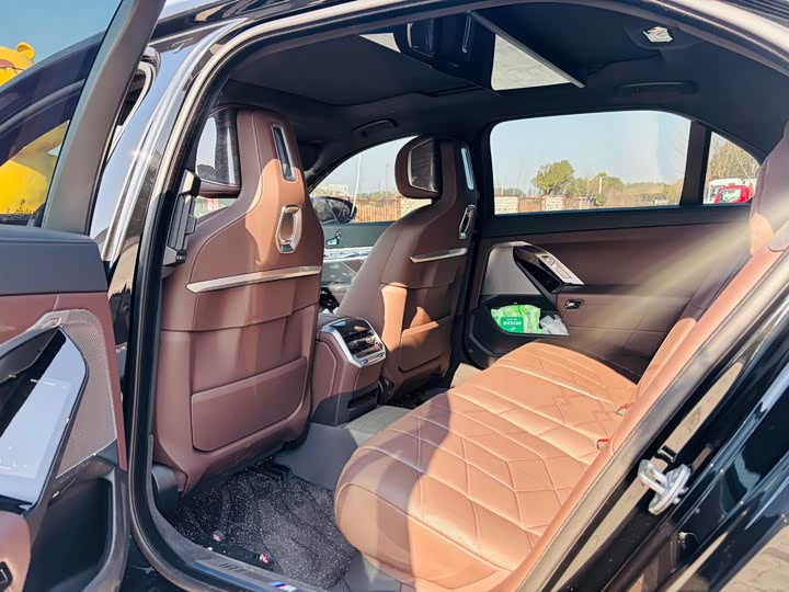 BMW i7, 2023 — фото 6 из 10