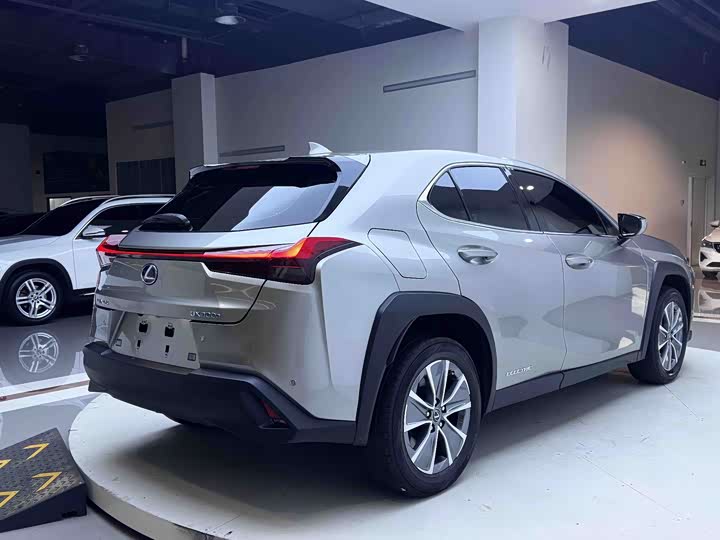 Lexus UX Hybrid, 2022 — фото 7 из 9