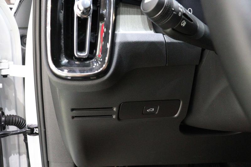 Volvo XC40, 2023 — фото 10 из 12