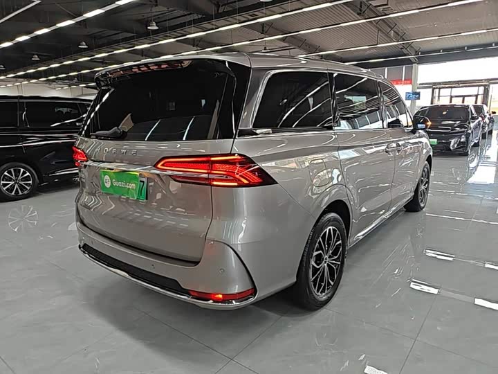 Roewe iMax 8 EV, 2024 — фото 7 из 9