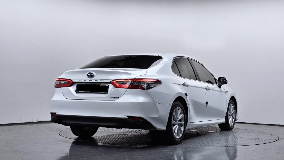 Toyota Camry, 2023 — фото 2 из 12