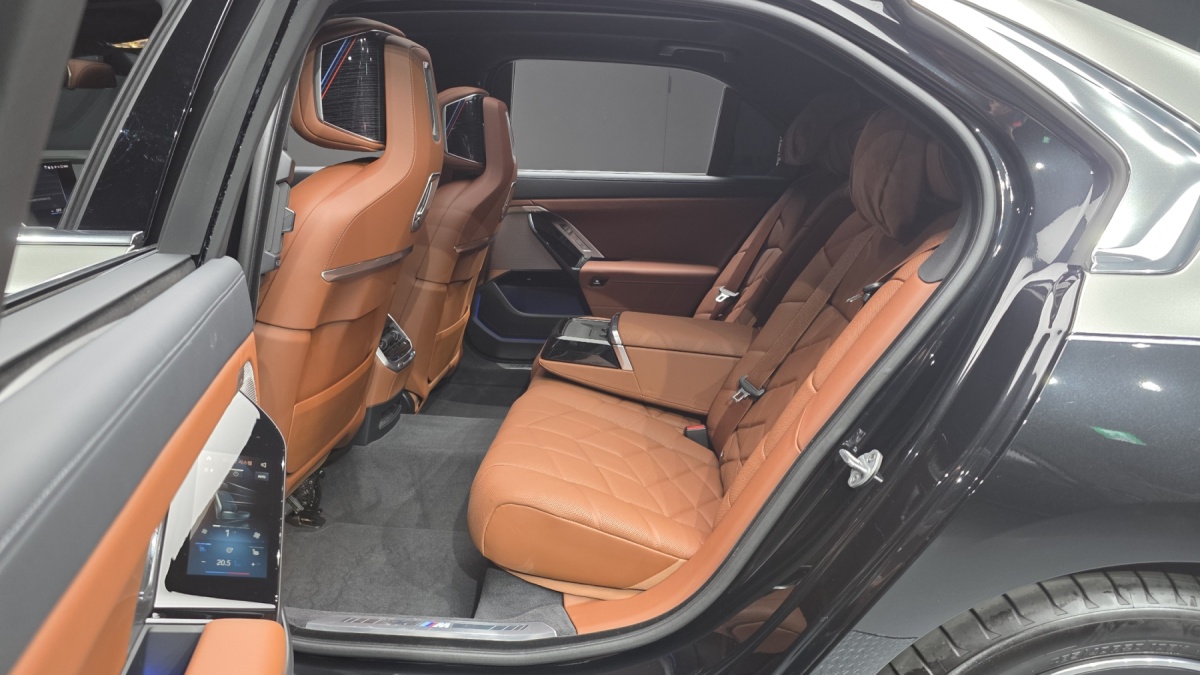 BMW 7 Series, 2025 — фото 10 из 12