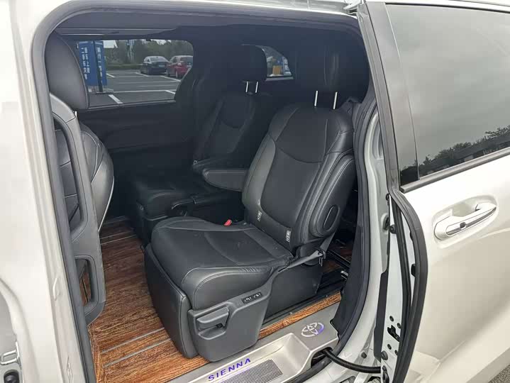 Toyota Sienna, 2023 — фото 6 из 9