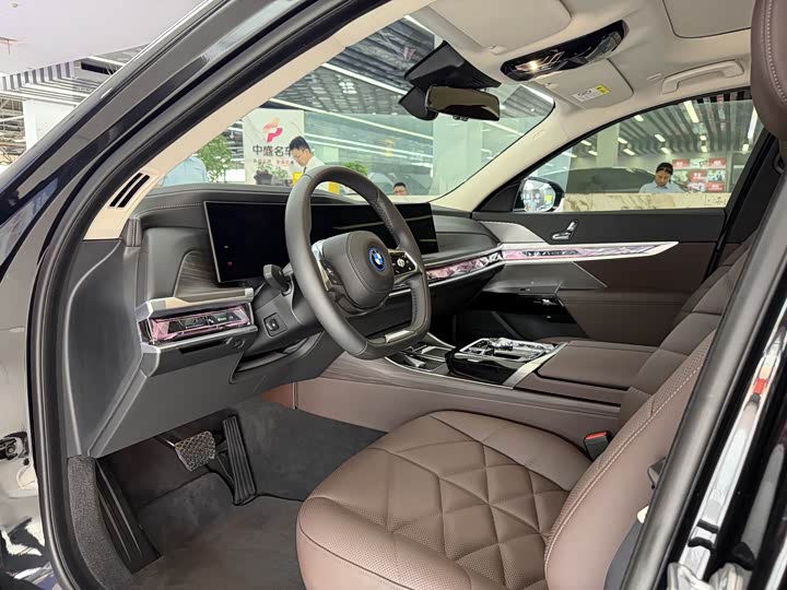 BMW i7, 2025 — фото 4 из 9