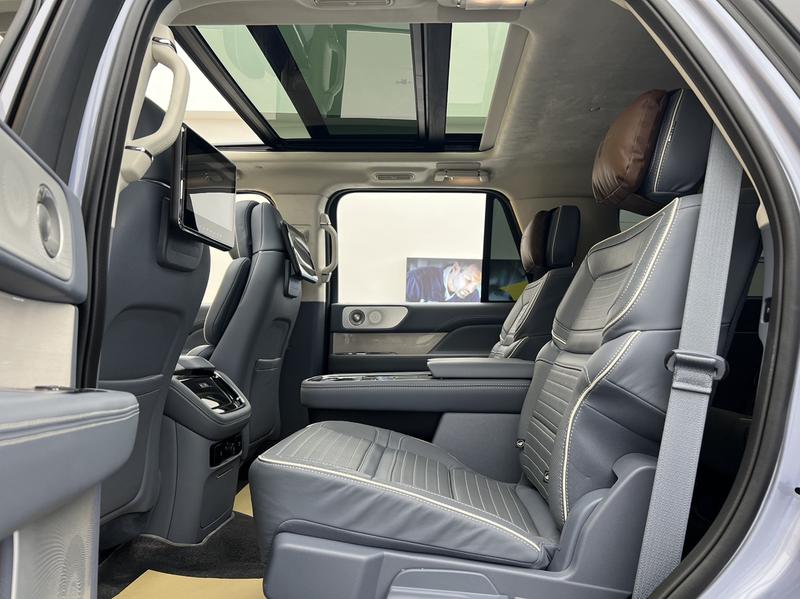 Lincoln Navigator, 2022 — фото 12 из 12