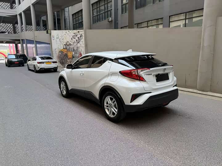 Toyota C-HR, 2023 — фото 4 из 9