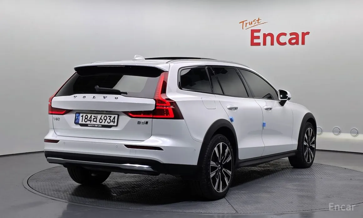 Volvo V60, 2023 — фото 2 из 12