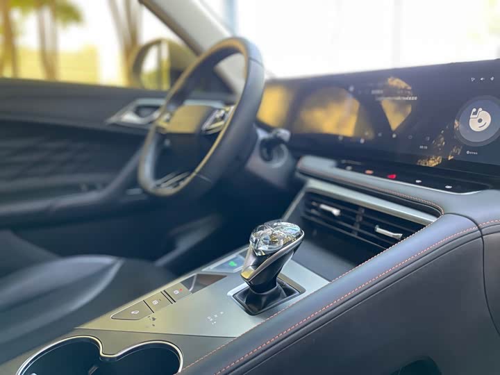 Roewe RX5, 2024 — фото 8 из 9