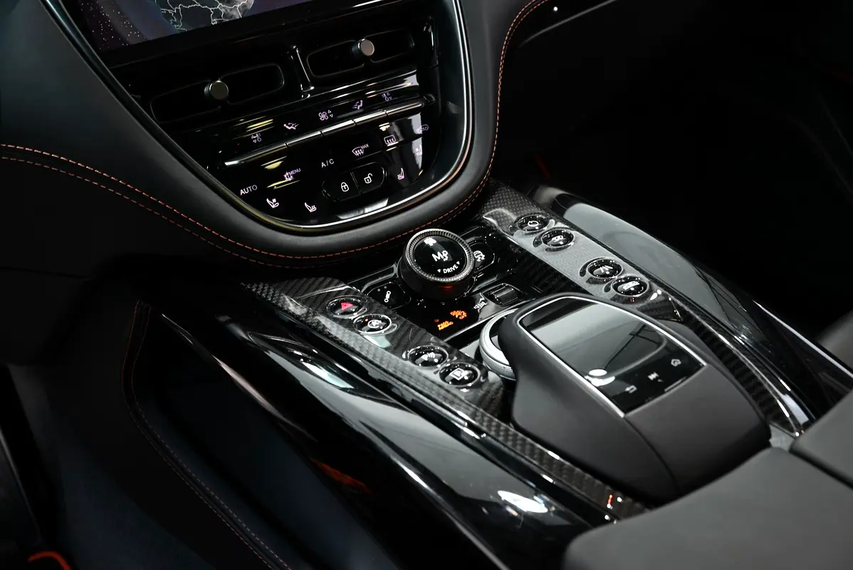 Aston Martin DBX, 2023 — фото 10 из 10