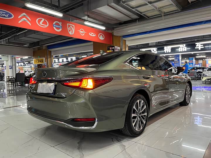 Lexus ES, 2023 — фото 5 из 9