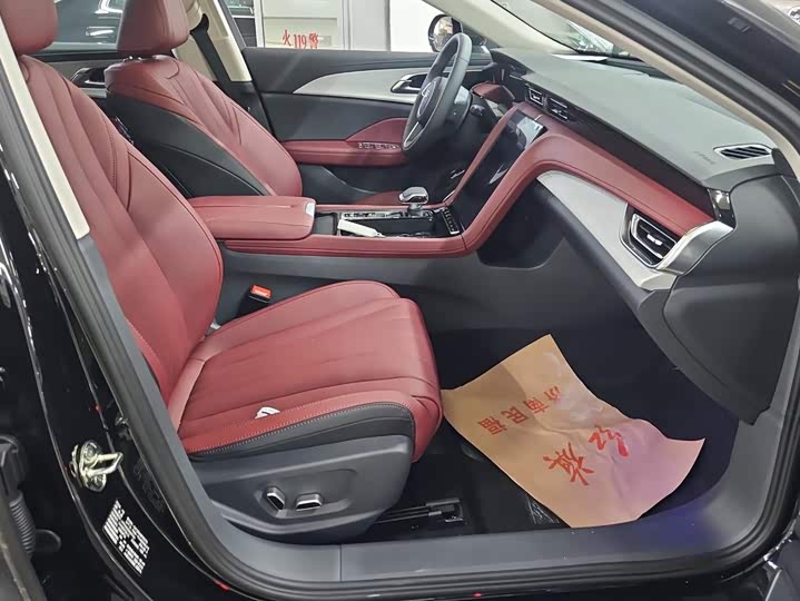 Hongqi H5 Hybrid, 2025 — фото 8 из 9