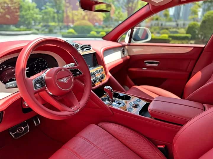 Bentley Bentayga, 2023 — фото 6 из 9