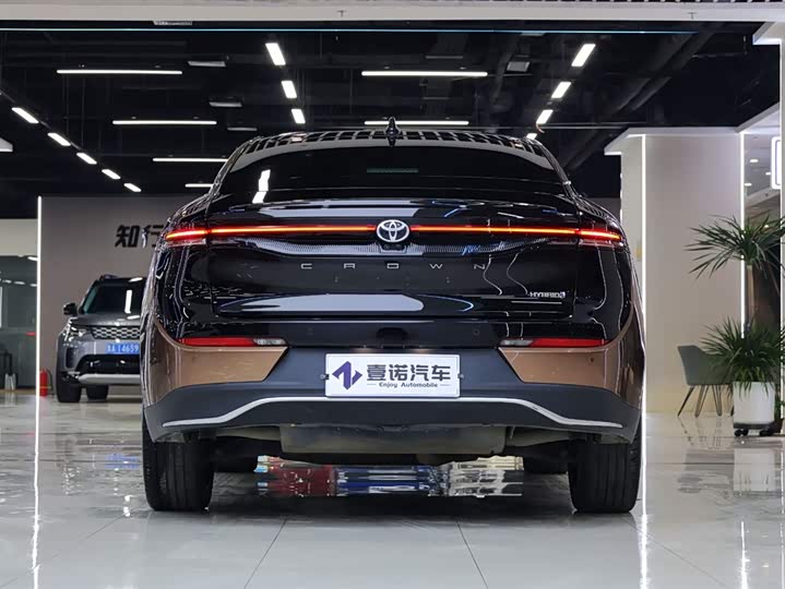 Toyota Crown SportCross, 2023 — фото 6 из 9