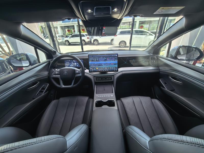 BYD Song L DM-i Hybrid, 2026 — фото 7 из 11