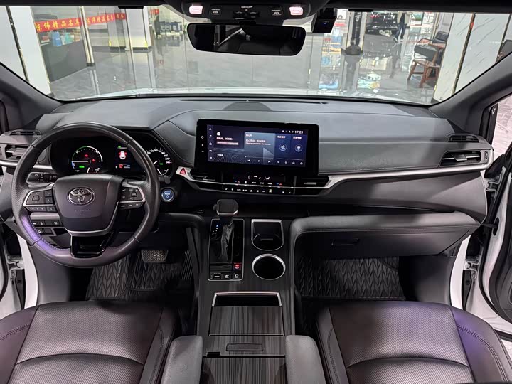 Toyota Sienna, 2023 — фото 6 из 9