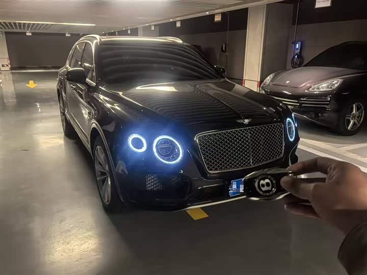 Bentley Bentayga Hybrid, 2022 — фото 3 из 7