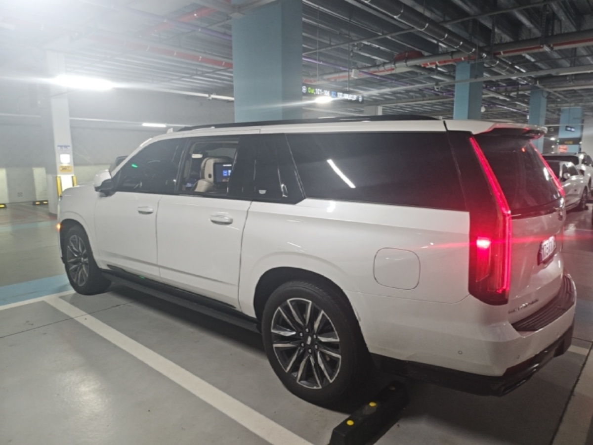 Cadillac Escalade, 2023 — фото 2 из 12