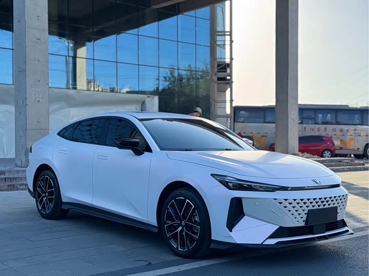 Changan UNI-V Hybrid, 2024 — фото 3 из 9