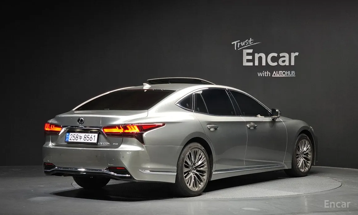 Lexus LS, 2023 — фото 2 из 12