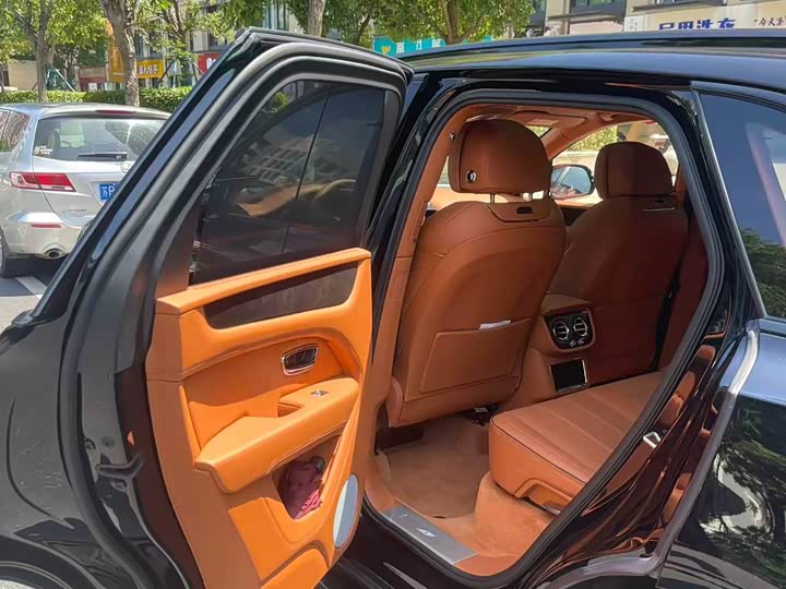Bentley Bentayga, 2022 — фото 9 из 9