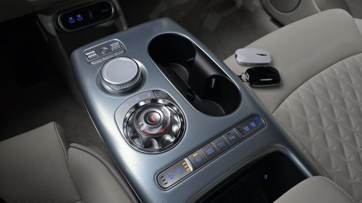 Genesis GV60, 2023 — фото 9 из 12
