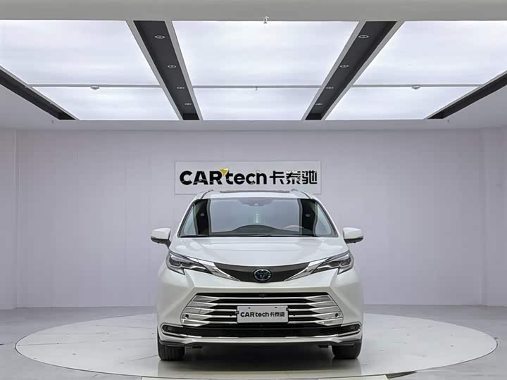 Toyota Sienna, 2023 — фото 8 из 9