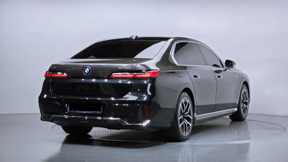 BMW i7, 2023 — фото 2 из 12
