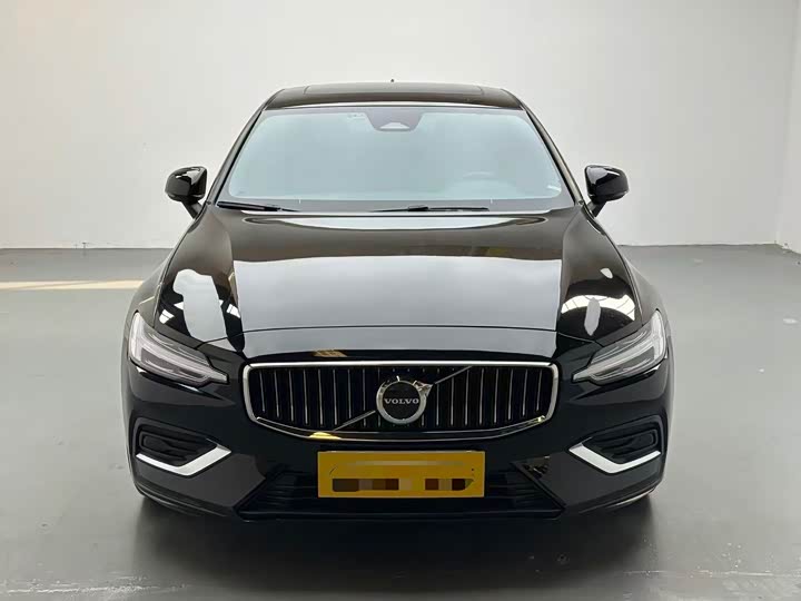 Volvo S60, 2023 — фото 2 из 9