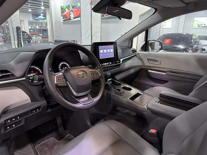 Toyota Sienna, 2023 — фото 5 из 9