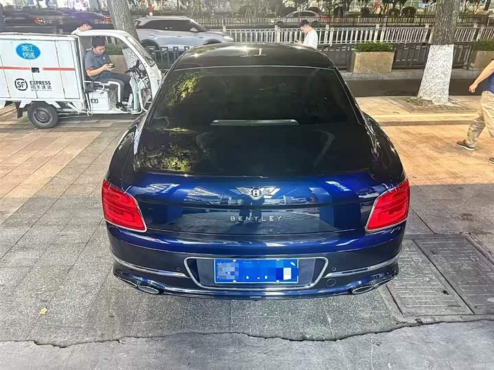Bentley Flying Spur, 2022 — фото 5 из 9