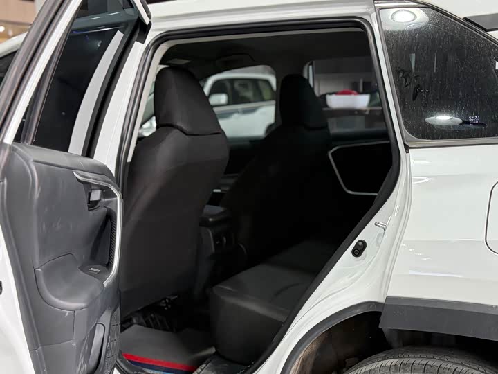 Toyota RAV4, 2023 — фото 6 из 9