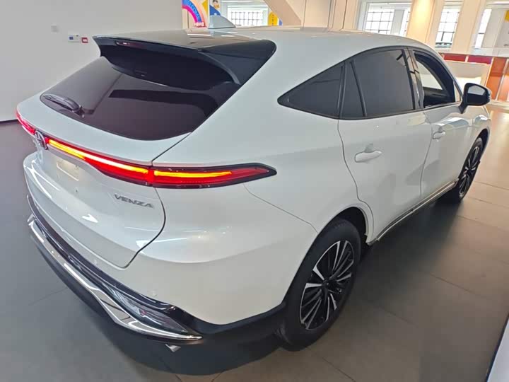 Toyota Venza, 2023 — фото 7 из 9