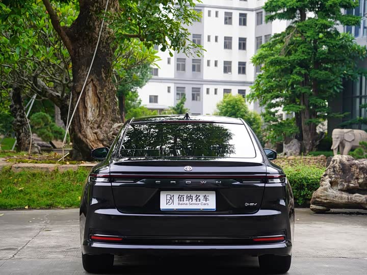 Toyota Crown Sedan, 2024 — фото 7 из 9