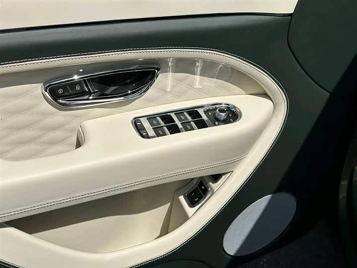 Bentley Bentayga, 2023 — фото 7 из 9