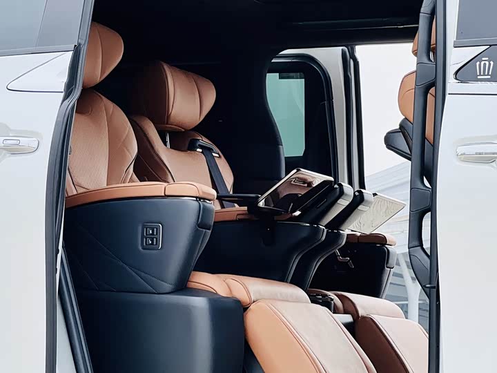Toyota Vellfire, 2024 — фото 7 из 9