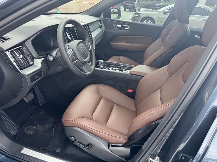 Volvo XC60, 2024 — фото 7 из 9